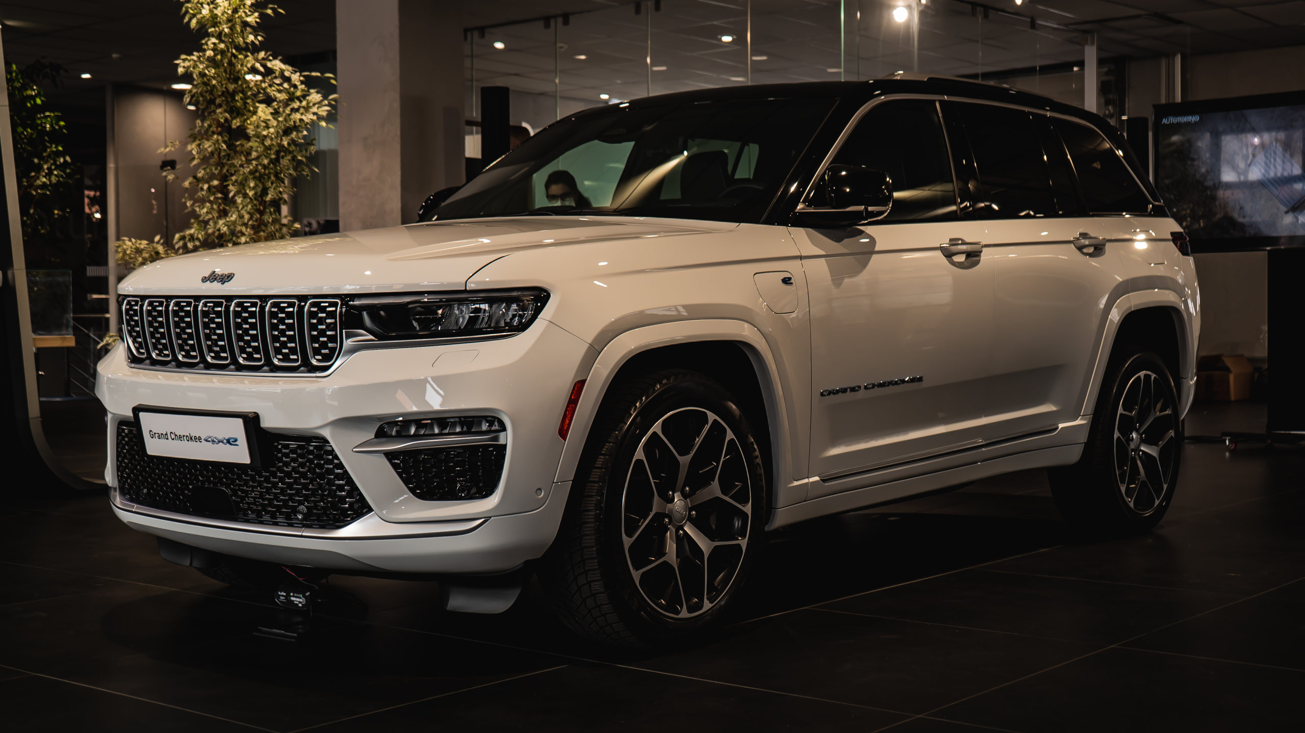 Nuova Jeep Grand Cherokee 4xe plug-in hybrid finalmente ordinabile nelle concessionarie Jeep Autotorino