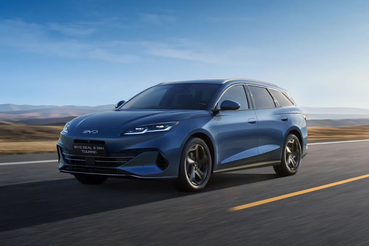 Nuova BYD Seal 6 DM-i Touring: l’ibrido plug-in che inaugura una nuova idea di station wagon