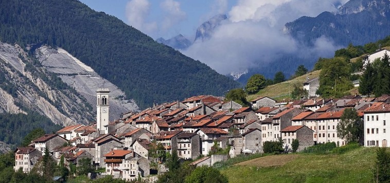 Arrampicare a Erto. Simone Moro ci fa immergere tra paesaggi e storia delle Dolomiti friulane.