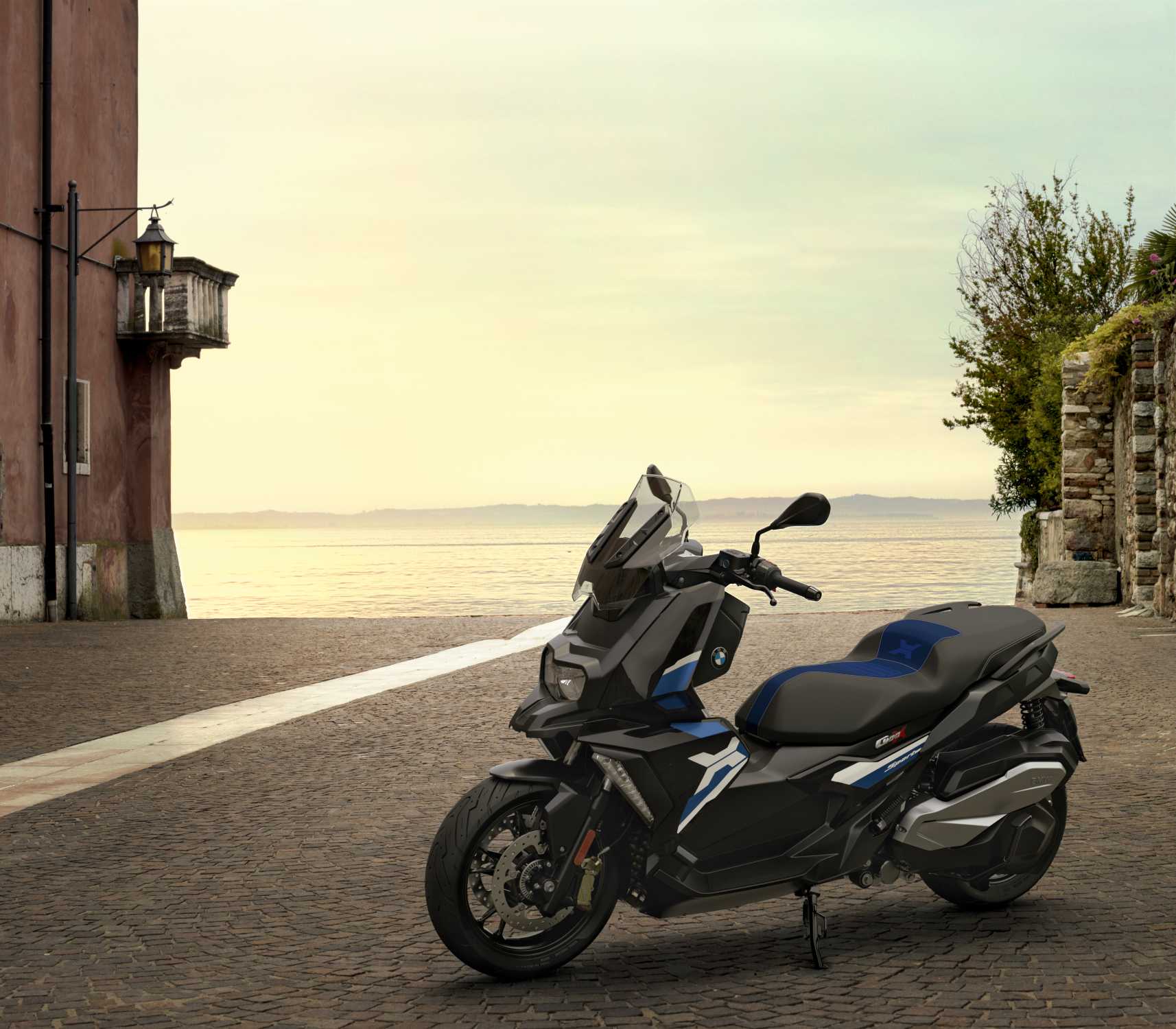 BMW Motorrad lancia i primi mid-size scooter premium del mercato. Ecco C 400 X e C 400 GT