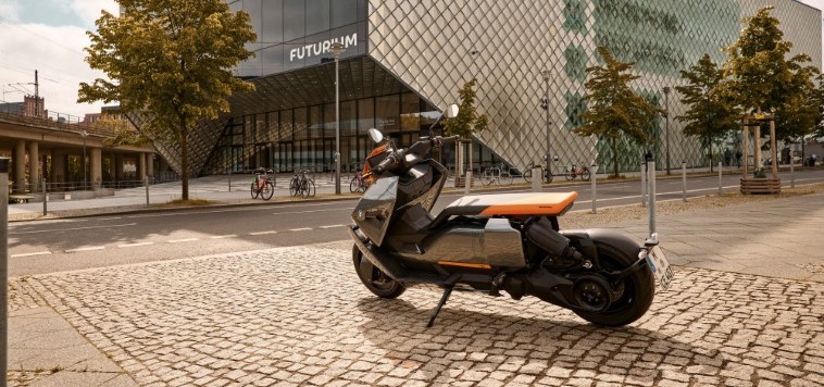 BMW Motorrad presenta il nuovo CE 04, il primo scooter 100% elettrico della Casa