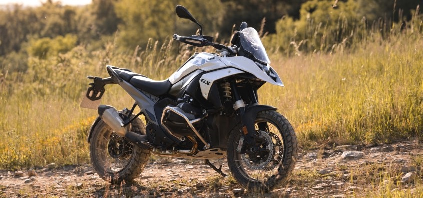 BMW R 1300 GS, l’ora della generazione con il motore boxer più potente di sempre e ciclistica evoluta