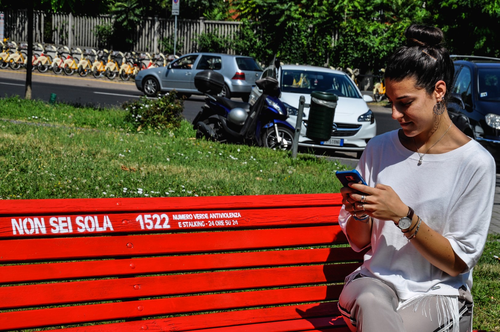 Una Panchina rossa per lanciare un messaggio alle donne: non sei sola.