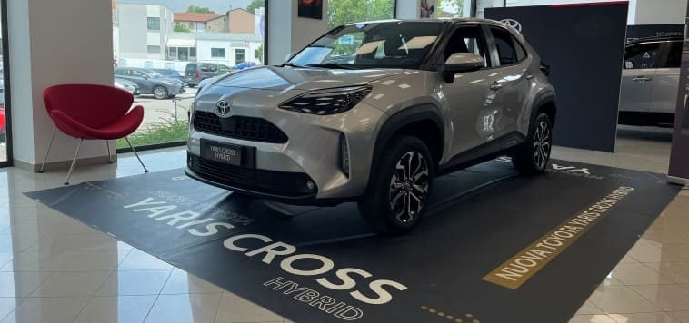 Nuova Toyota Yaris Cross è il fenomeno del momento e torna nelle sedi Autotorino con un road tour estivo