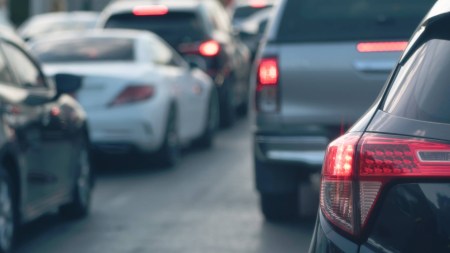 Come si formano le code in autostrada e cosa sono le code fantasma