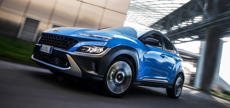 Hyundai Kona EV è il SUV elettrico più venduto in Italia nel 2020 e oggi diventa ancora più irresistibile