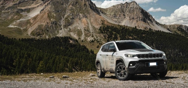 Una settimana tra le Alpi nel silenzio dell’off-road elettrico con Jeep Compass 4xe: il racconto di Autotorino