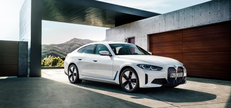 BMW amplia l’offerta di veicoli 100% elettrici e lancia sul mercato BMW i4